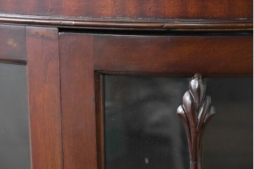 イギリスアンティーク　上品な艶を纏ったマホガニー材の小振りなボウフロントキャビネット　(R-086626)