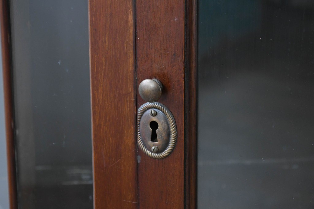 イギリスアンティーク　上品な艶を纏ったマホガニー材の小振りなボウフロントキャビネット　(R-086626)