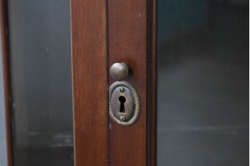 イギリスアンティーク　上品な艶を纏ったマホガニー材の小振りなボウフロントキャビネット　(R-086626)