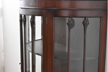 イギリスアンティーク　上品な艶を纏ったマホガニー材の小振りなボウフロントキャビネット　(R-086626)