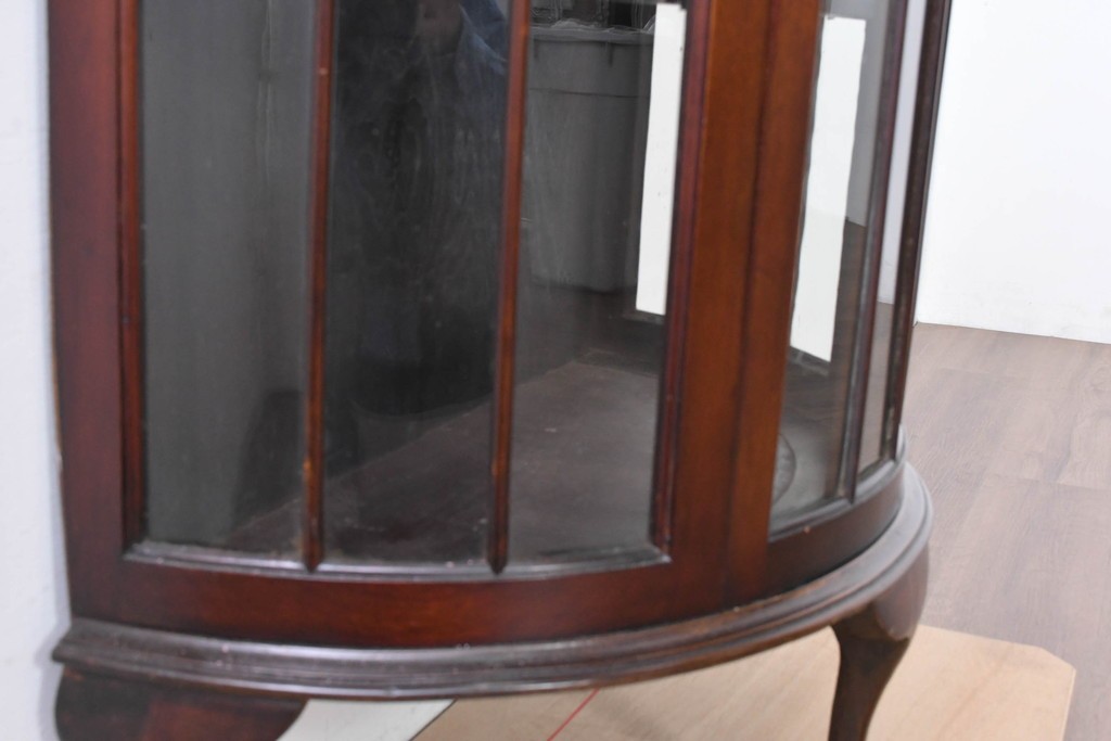 イギリスアンティーク　上品な艶を纏ったマホガニー材の小振りなボウフロントキャビネット　(R-086626)