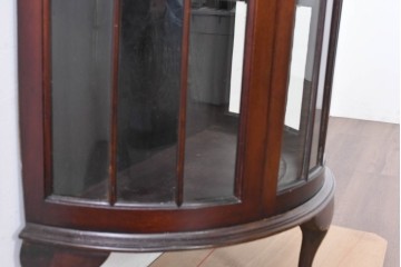 イギリスアンティーク　上品な艶を纏ったマホガニー材の小振りなボウフロントキャビネット　(R-086626)