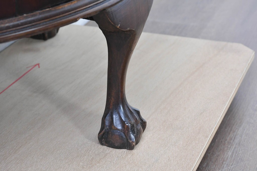 イギリスアンティーク　上品な艶を纏ったマホガニー材の小振りなボウフロントキャビネット　(R-086626)