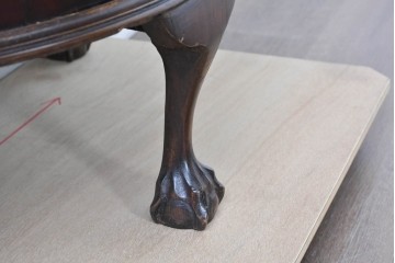 イギリスアンティーク　上品な艶を纏ったマホガニー材の小振りなボウフロントキャビネット　(R-086626)