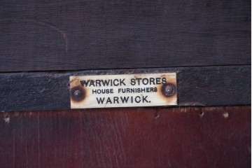 イギリスアンティーク　上品な艶を纏ったマホガニー材の小振りなボウフロントキャビネット　(R-086626)