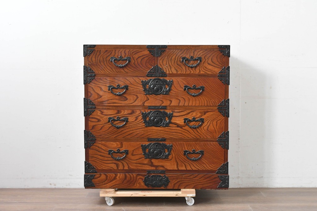 中古　岩谷堂箪笥　豊かな木目が楽しめる引き出し5杯の衣装箪笥　(R-086627)