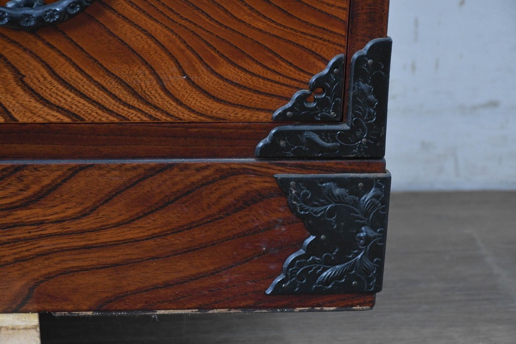 中古　岩谷堂箪笥　豊かな木目が楽しめる引き出し5杯の衣装箪笥　(R-086627)