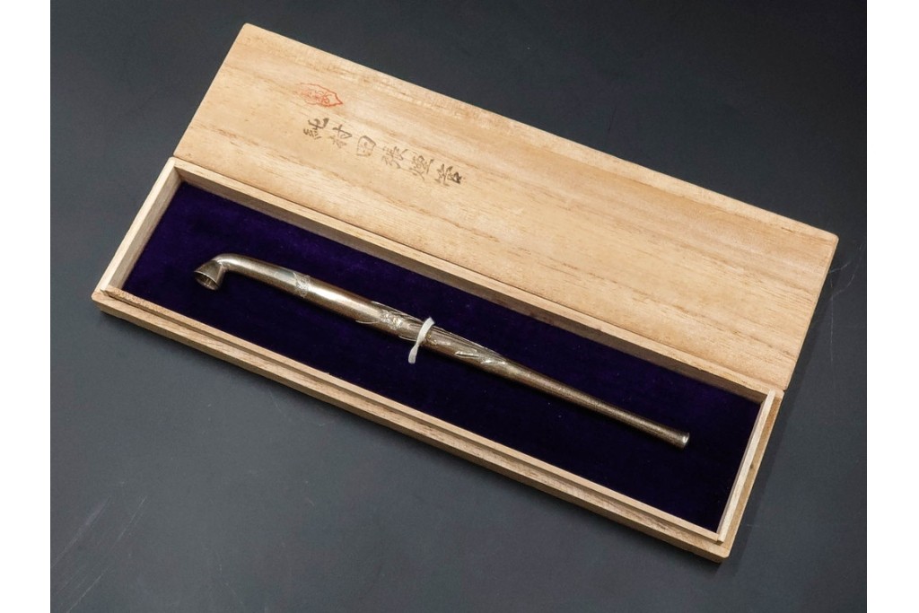 金工師 吉田省吾作　純銀製　花鳥図の金象嵌が美しい純村田張煙管　共箱付き　(R-086632)