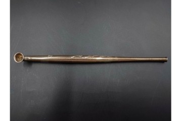 金工師 吉田省吾作　純銀製　花鳥図の金象嵌が美しい純村田張煙管　共箱付き　(R-086632)