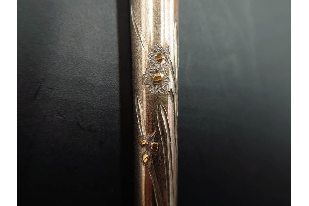 金工師 吉田省吾作　純銀製　花鳥図の金象嵌が美しい純村田張煙管　共箱付き　(R-086632)