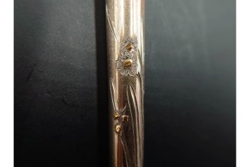 金工師 吉田省吾作　純銀製　花鳥図の金象嵌が美しい純村田張煙管　共箱付き　(R-086632)