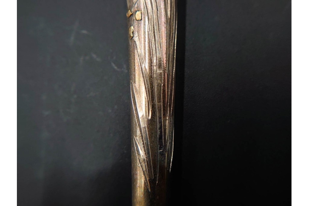 金工師 吉田省吾作　純銀製　花鳥図の金象嵌が美しい純村田張煙管　共箱付き　(R-086632)