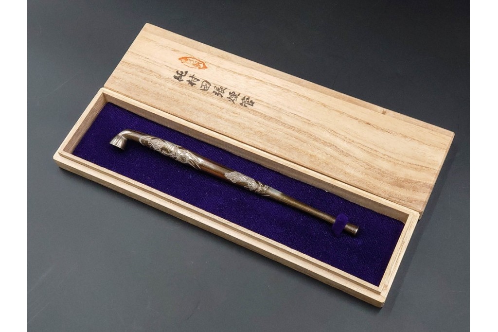 金工師 吉田省吾作　銀製　金眼入の龍虎図が迫力ある純村田張煙管　共箱付き　(R-086633)