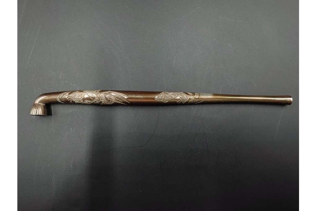 金工師 吉田省吾作　銀製　金眼入の龍虎図が迫力ある純村田張煙管　共箱付き　(R-086633)