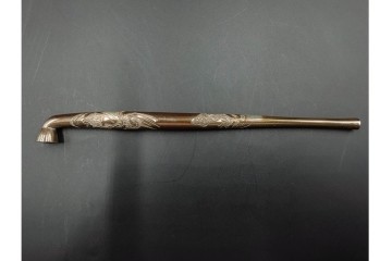 金工師 吉田省吾作　銀製　金眼入の龍虎図が迫力ある純村田張煙管　共箱付き　(R-086633)