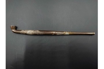 金工師 吉田省吾作　銀製　金眼入の龍虎図が迫力ある純村田張煙管　共箱付き　(R-086633)