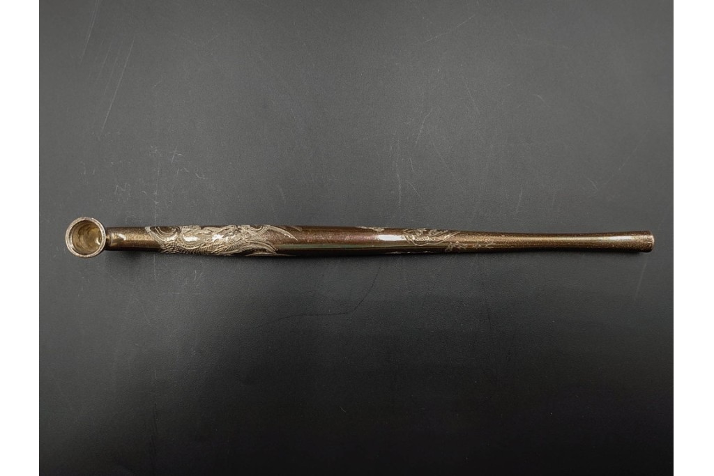 金工師 吉田省吾作　銀製　金眼入の龍虎図が迫力ある純村田張煙管　共箱付き　(R-086633)