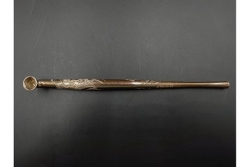 金工師 吉田省吾作　銀製　金眼入の龍虎図が迫力ある純村田張煙管　共箱付き　(R-086633)