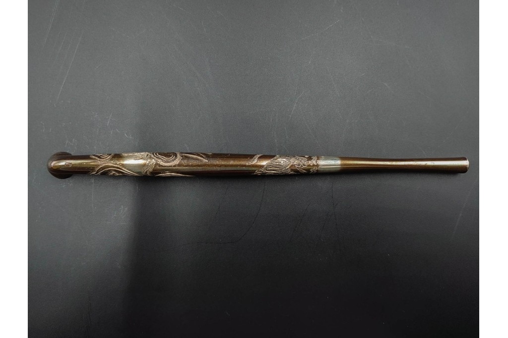 金工師 吉田省吾作　銀製　金眼入の龍虎図が迫力ある純村田張煙管　共箱付き　(R-086633)