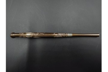 金工師 吉田省吾作　銀製　金眼入の龍虎図が迫力ある純村田張煙管　共箱付き　(R-086633)