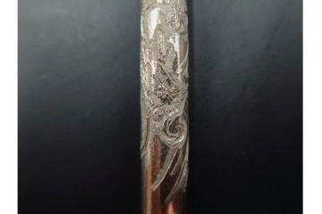 金工師 吉田省吾作　銀製　金眼入の龍虎図が迫力ある純村田張煙管　共箱付き　(R-086633)