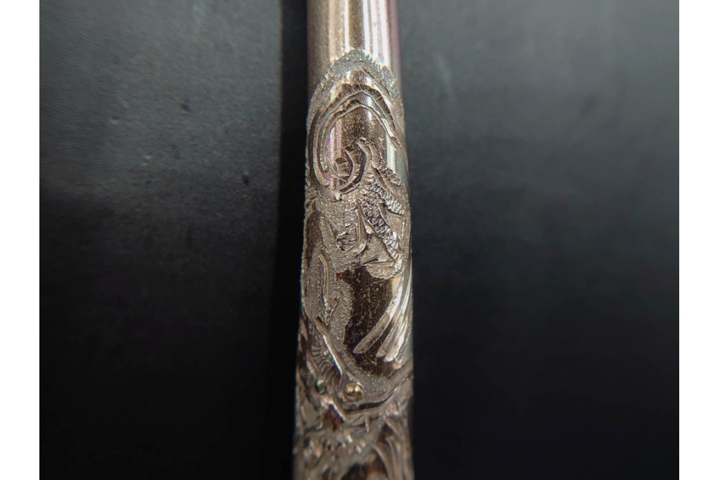 金工師 吉田省吾作　銀製　金眼入の龍虎図が迫力ある純村田張煙管　共箱付き　(R-086633)