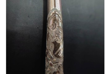 金工師 吉田省吾作　銀製　金眼入の龍虎図が迫力ある純村田張煙管　共箱付き　(R-086633)