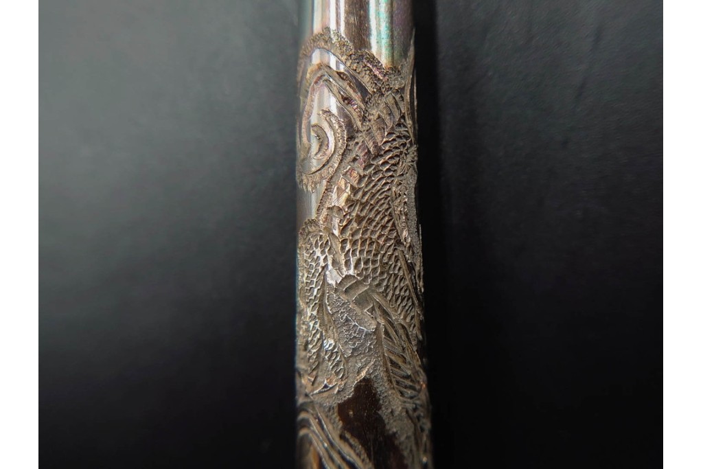 金工師 吉田省吾作　銀製　金眼入の龍虎図が迫力ある純村田張煙管　共箱付き　(R-086633)