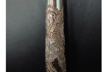 金工師 吉田省吾作　銀製　金眼入の龍虎図が迫力ある純村田張煙管　共箱付き　(R-086633)