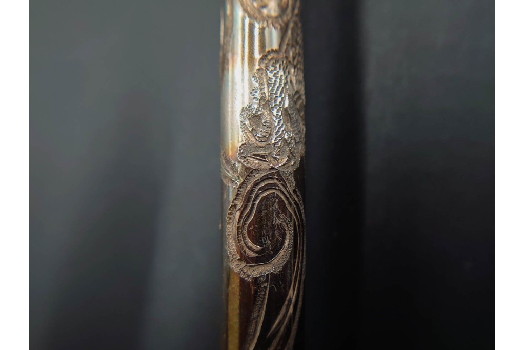 金工師 吉田省吾作　銀製　金眼入の龍虎図が迫力ある純村田張煙管　共箱付き　(R-086633)