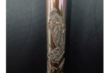 金工師 吉田省吾作　銀製　金眼入の龍虎図が迫力ある純村田張煙管　共箱付き　(R-086633)