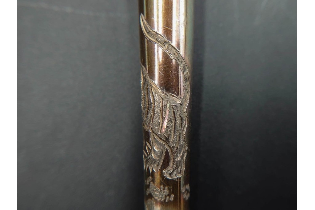 金工師 吉田省吾作　銀製　金眼入の龍虎図が迫力ある純村田張煙管　共箱付き　(R-086633)