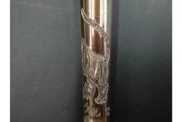 金工師 吉田省吾作　銀製　金眼入の龍虎図が迫力ある純村田張煙管　共箱付き　(R-086633)