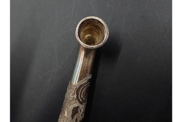 金工師 吉田省吾作　銀製　金眼入の龍虎図が迫力ある純村田張煙管　共箱付き　(R-086633)