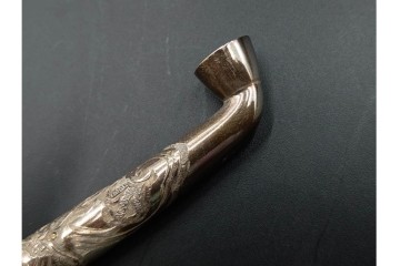 金工師 吉田省吾作　銀製　金眼入の龍虎図が迫力ある純村田張煙管　共箱付き　(R-086633)