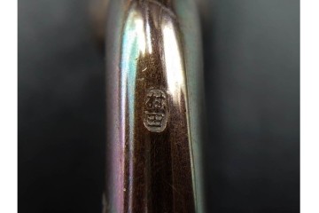 金工師 吉田省吾作　銀製　金眼入の龍虎図が迫力ある純村田張煙管　共箱付き　(R-086633)