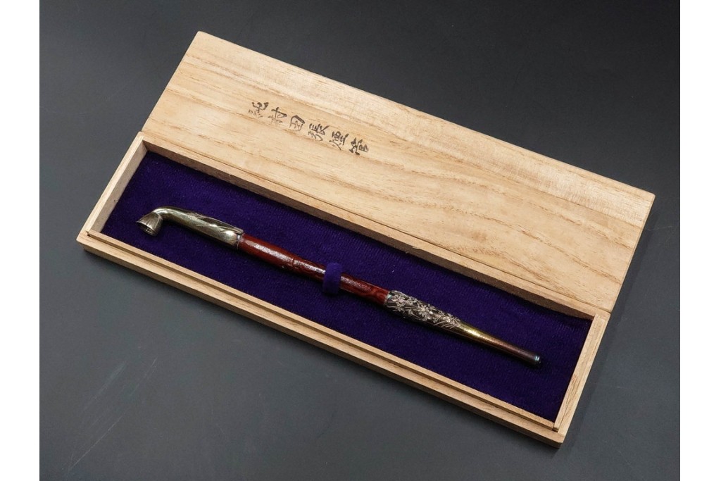 金工師 吉田省吾作　純銀製　秋の草花図があしらわれた純村田張煙管　共箱付き　(R-086634)