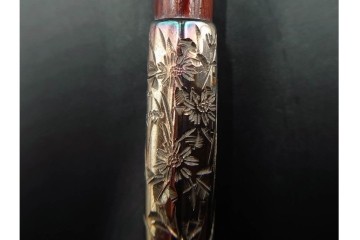 金工師 吉田省吾作　純銀製　秋の草花図があしらわれた純村田張煙管　共箱付き　(R-086634)