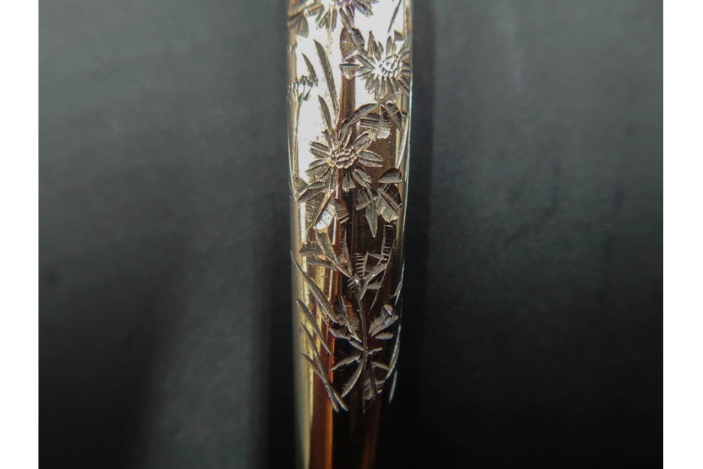 金工師 吉田省吾作　純銀製　秋の草花図があしらわれた純村田張煙管　共箱付き　(R-086634)