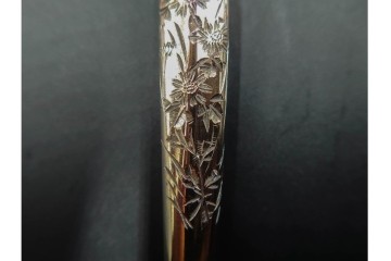 金工師 吉田省吾作　純銀製　秋の草花図があしらわれた純村田張煙管　共箱付き　(R-086634)