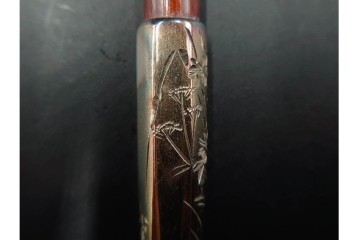 金工師 吉田省吾作　純銀製　秋の草花図があしらわれた純村田張煙管　共箱付き　(R-086634)