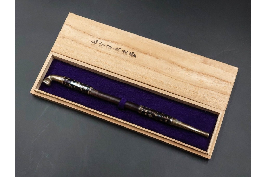 金工師 吉田省吾作　銀製　桜図が施された純村田張煙管　共箱付き　(R-086635)