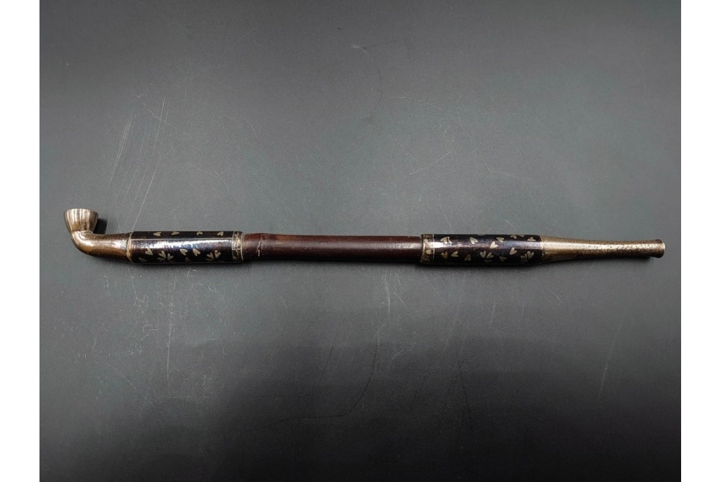 金工師 吉田省吾作　銀製　桜図が施された純村田張煙管　共箱付き　(R-086635)