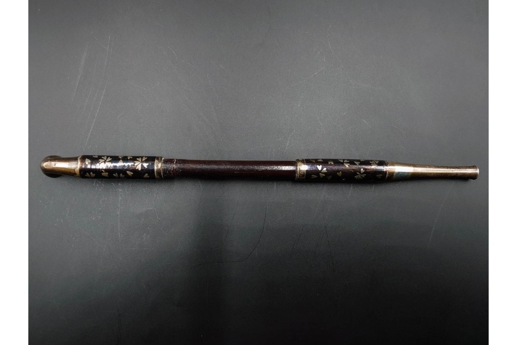 金工師 吉田省吾作　銀製　桜図が施された純村田張煙管　共箱付き　(R-086635)