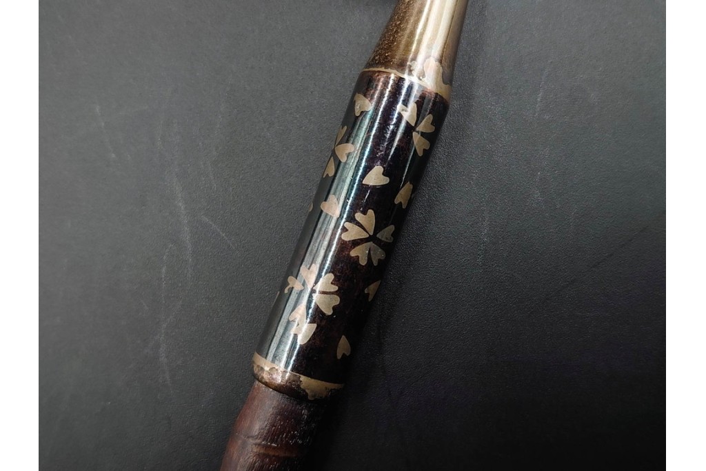 金工師 吉田省吾作　銀製　桜図が施された純村田張煙管　共箱付き　(R-086635)