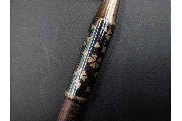 金工師 吉田省吾作　銀製　桜図が施された純村田張煙管　共箱付き　(R-086635)