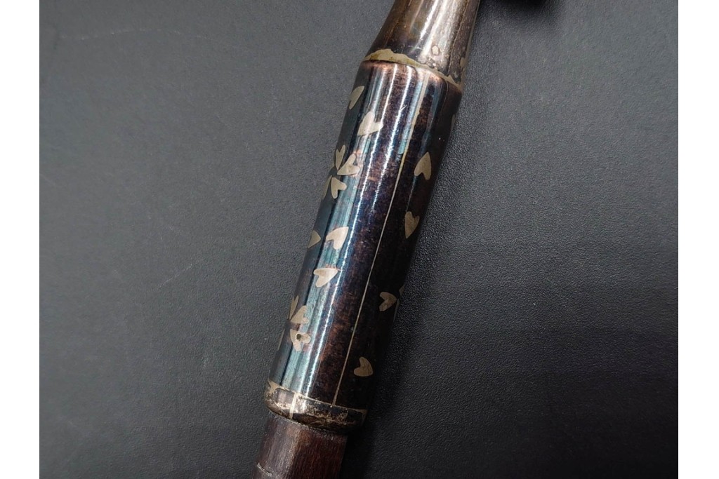 金工師 吉田省吾作　銀製　桜図が施された純村田張煙管　共箱付き　(R-086635)