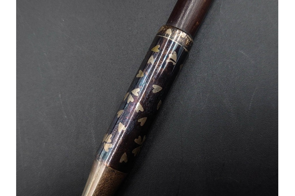 金工師 吉田省吾作　銀製　桜図が施された純村田張煙管　共箱付き　(R-086635)