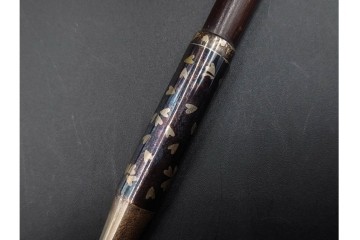 金工師 吉田省吾作　銀製　桜図が施された純村田張煙管　共箱付き　(R-086635)