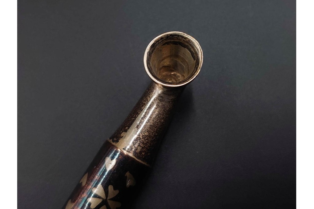 金工師 吉田省吾作　銀製　桜図が施された純村田張煙管　共箱付き　(R-086635)